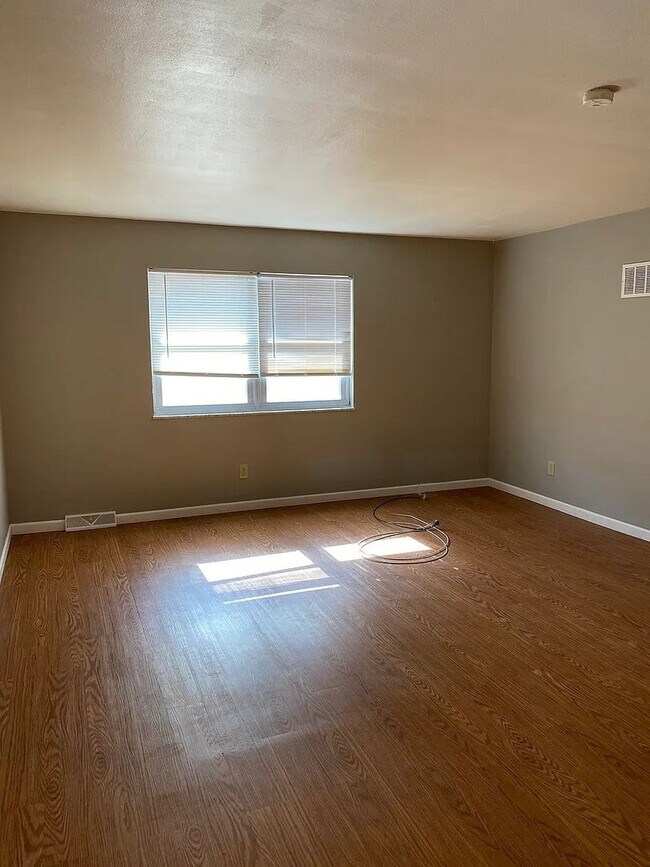 Building Photo - 2 Chateau Dr