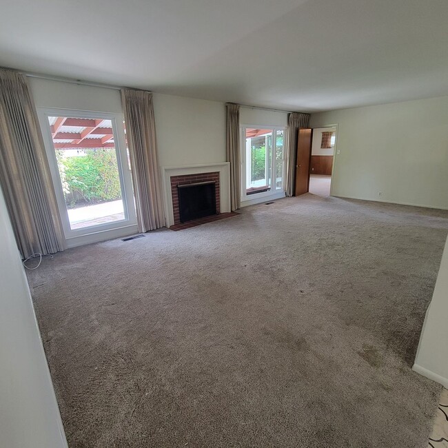 Building Photo - Well-Maintained Redwood City Home with Bonus Room & Private Yard