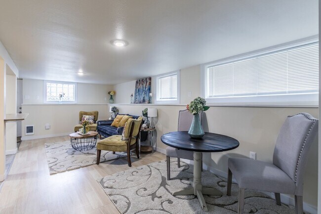 Building Photo - Adorable home with 3 Units in Tacoma