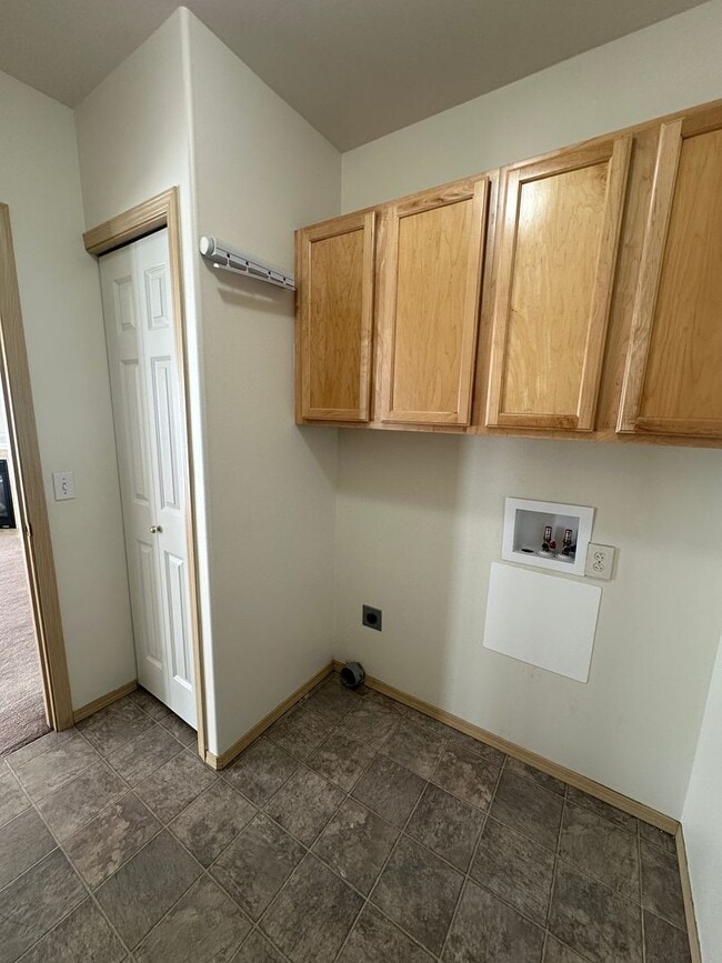 Building Photo - 5 Bedroom Home! Available now.