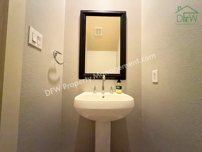 Building Photo - Elegant and Spacious 2-Bedroom Townhome with Rooftop View in Dallas