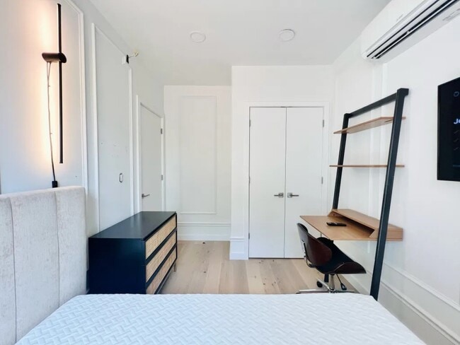 Building Photo - Furnished room/NOT APARTMENT