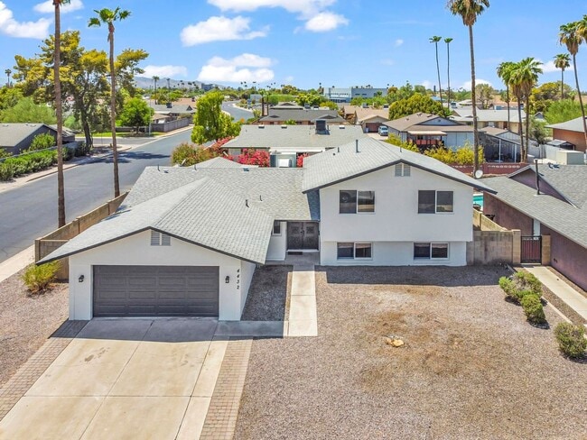 Building Photo - 6 bed/ 3.5 bath