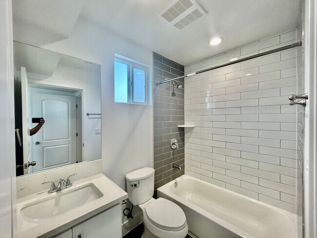 Building Photo - NewB La T 8418