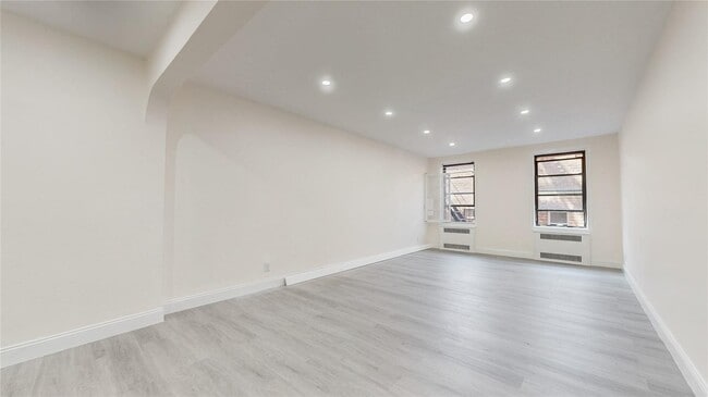 Building Photo - 83-80-83118 118th St