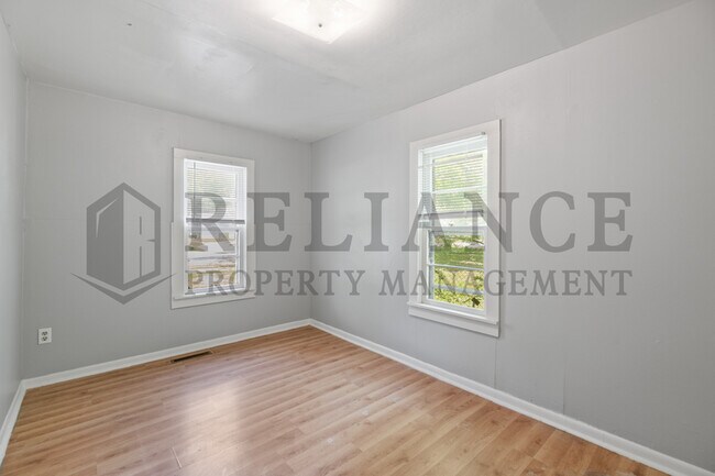 Building Photo - 415 E Vine St
