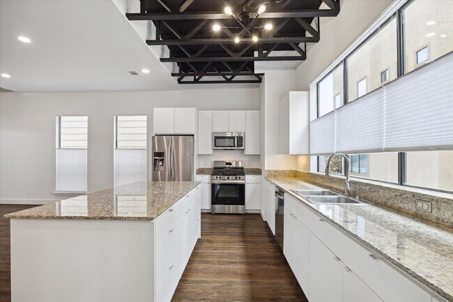Building Photo - 1105 W 21st St