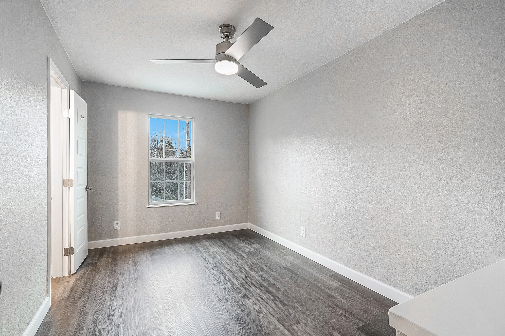 Building Photo - 813 S Valentine Dr