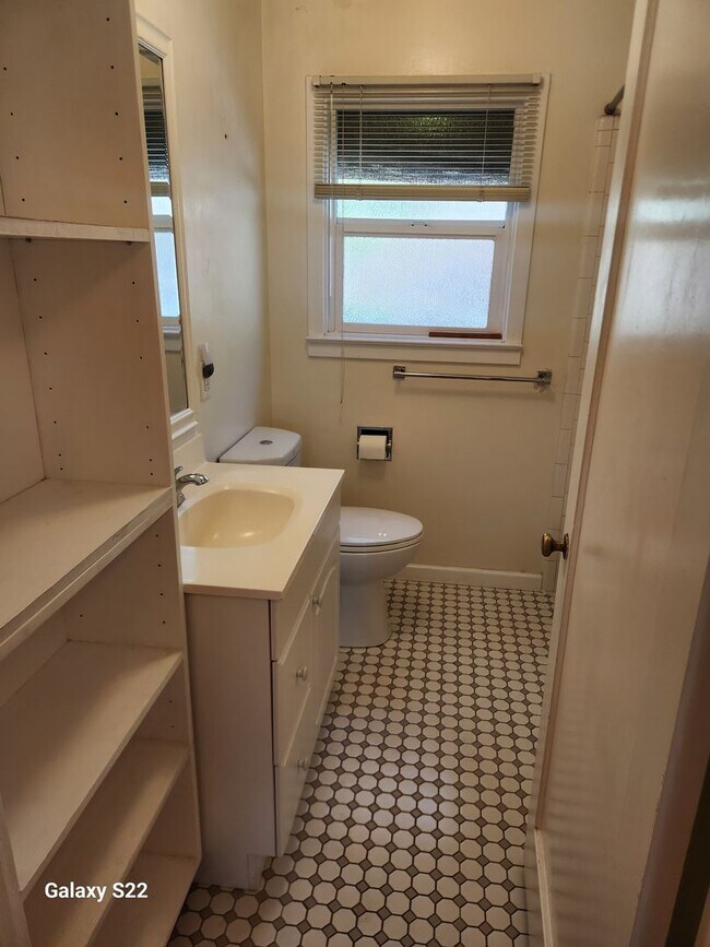 Building Photo - Beautiful 2 bedroom/1 bathroom home with a...