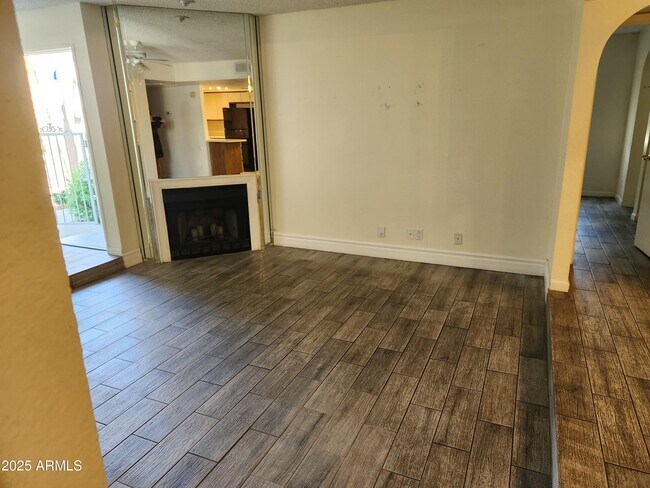 Building Photo - 1820 E Morten Ave