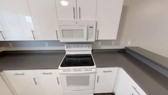 Building Photo - Modern 2-Bedroom Condo Near University Parkway