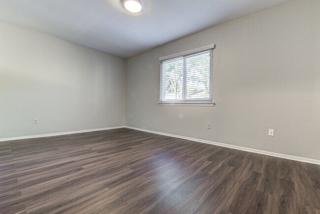 Building Photo - Recently renovated, move-in ready 3/2 home...