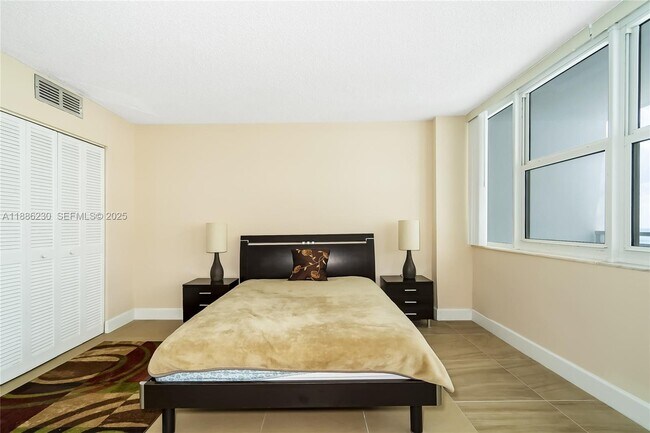 Building Photo - 2030 S Ocean Dr