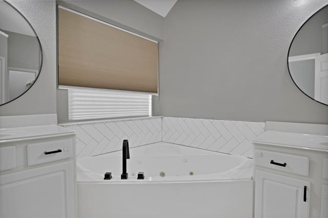 Building Photo - 9409 Stonewood Dr