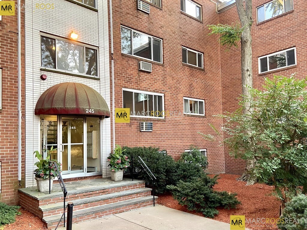 Building Photo - 245 Kelton St