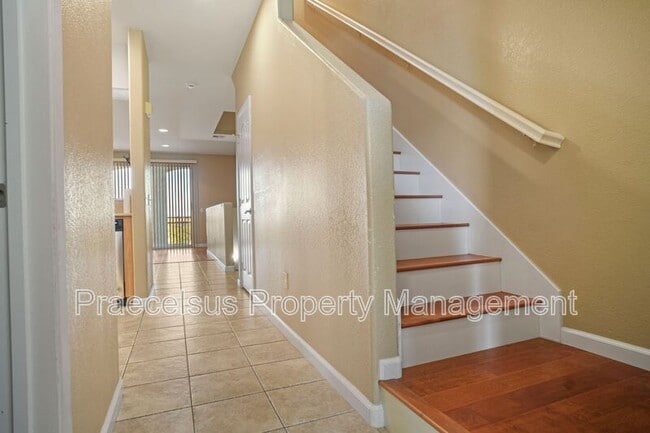 Building Photo - 2155 Caminito Leonzio