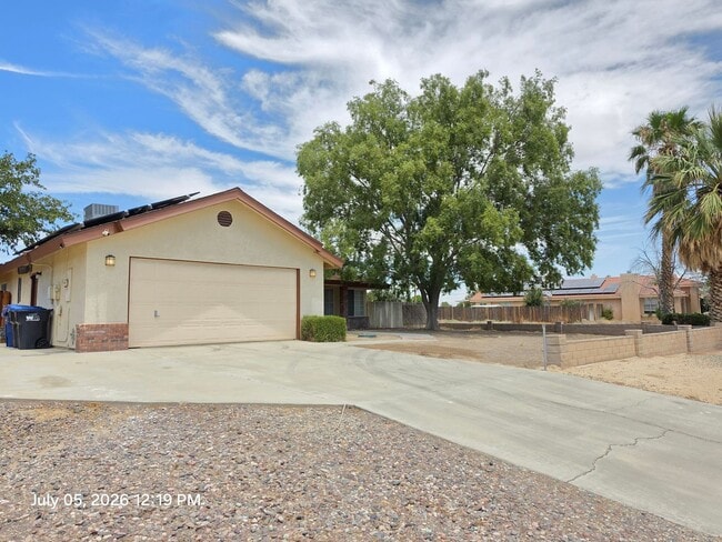 Building Photo - Spacious 4 Bedrooms & 3 Full bathroom Home with Over 2,200 Sq Ft on a Corner Lot!