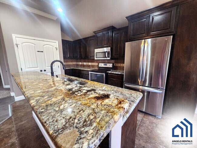 Building Photo - SPACIOUS 3 bedroom 2 bath home with fireplace AVAILABLE NOW!