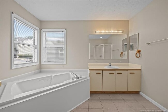 Building Photo - 962 Stewarts Creek Dr