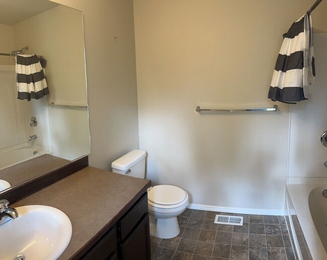 Building Photo - 3 bed/3.5 Baths. Eagle river.