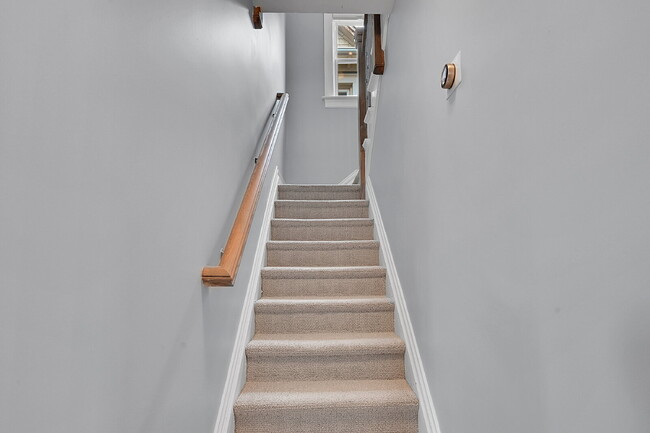 Building Photo - $3,595 - 3 Bed, 2 Bath Updated Home In Den...