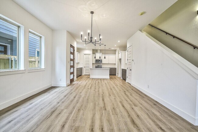 Building Photo - Luxury Living Redefined in the Heart of Fort Worth.