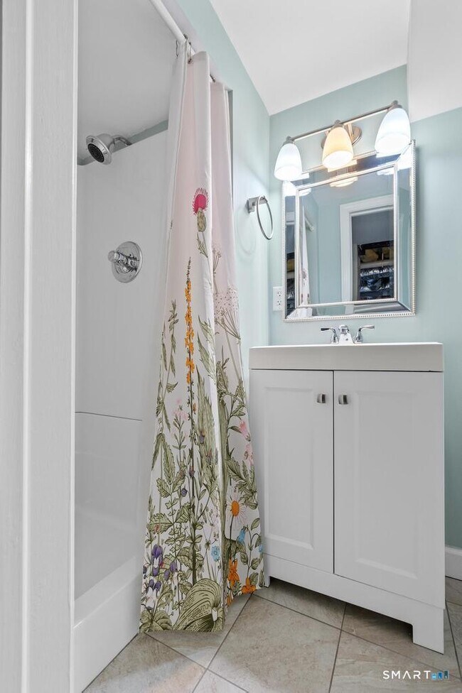 Building Photo - 83 Meadowbrook Rd