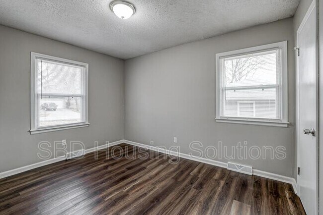 Building Photo - 5311 NE 46th Terrace