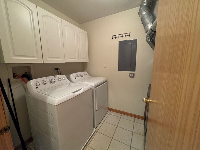 Building Photo - 2268 Vanderbilt Dr