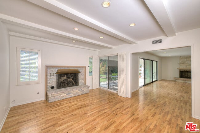 Building Photo - 221 S Carmelina Ave