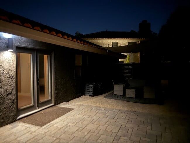 Building Photo - 26552-26552 Royale Dr