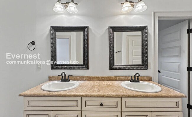 Building Photo - Home with Pool, Patio, and Fitness Center