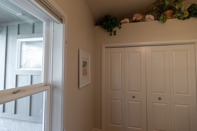 Building Photo - 2412 S Marypost Ave