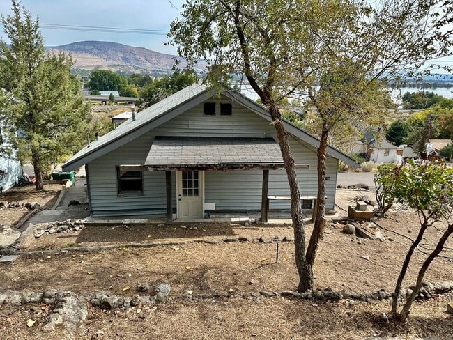 Building Photo - Enoy the picturesque views of Lake Ewauna ...