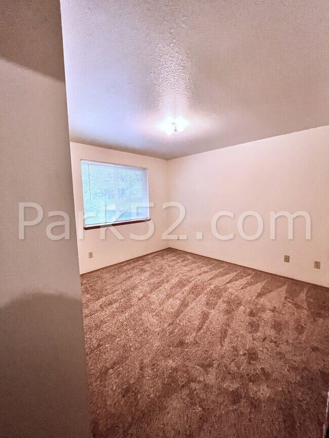 Building Photo - 2 Bedroom Puyallup Area Townhome