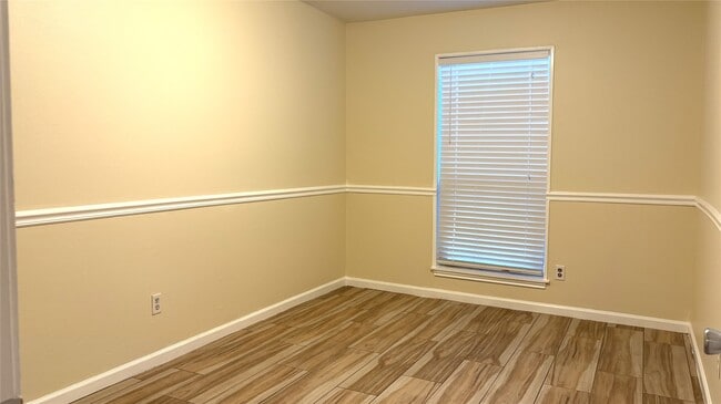 Building Photo - 13631 Greenway Dr