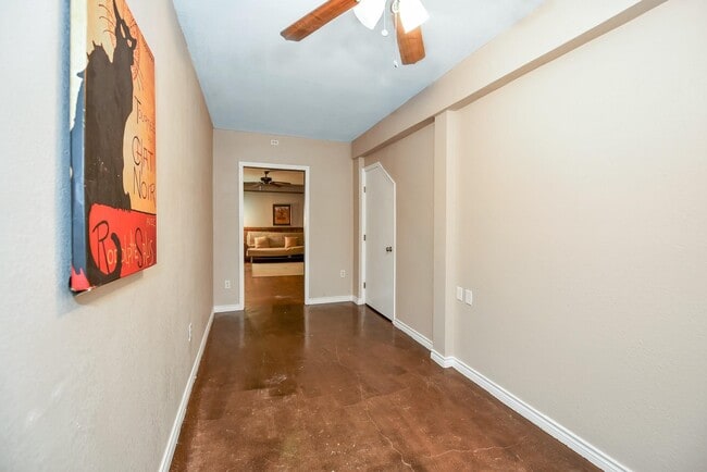 Building Photo - 226 Valmar