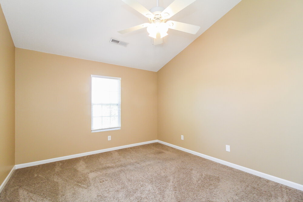 Building Photo - 300 Creekview Dr