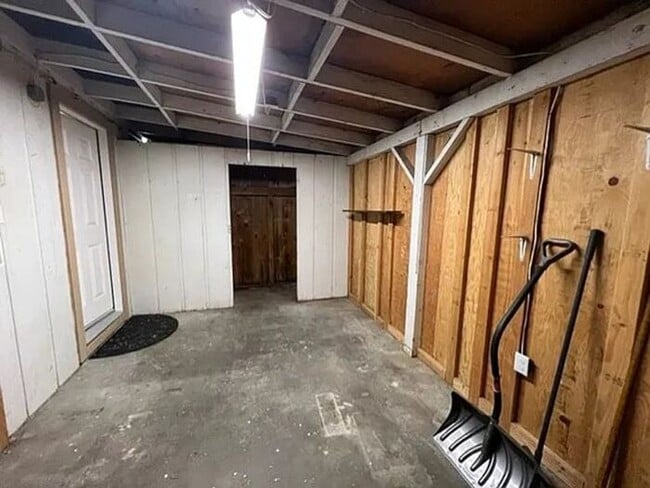 Building Photo - 410 W 9th St