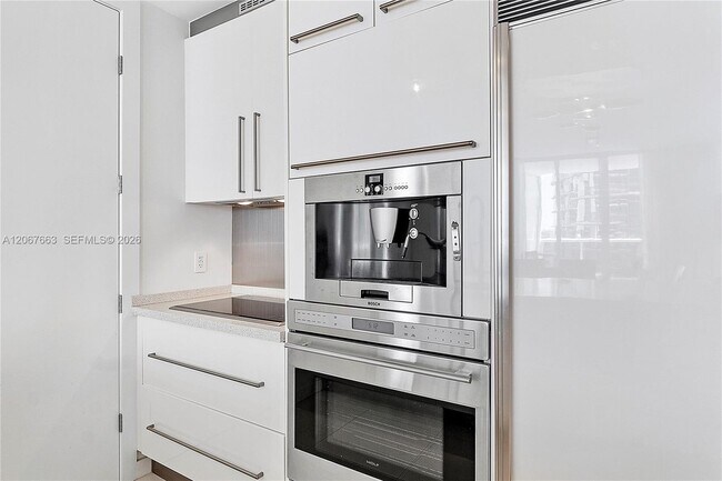 Building Photo - 15811 Collins Ave