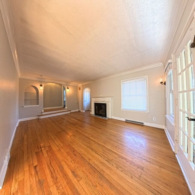 Building Photo - 3 Bedroom 3 Bathroom Home in Des Moines