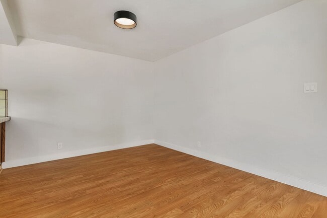 Building Photo - Move-In Ready Cambrian Gem – New Appliances and many upgrades!