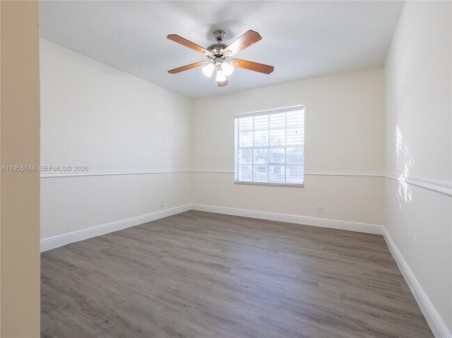 Building Photo - 200 W Riverbend Dr