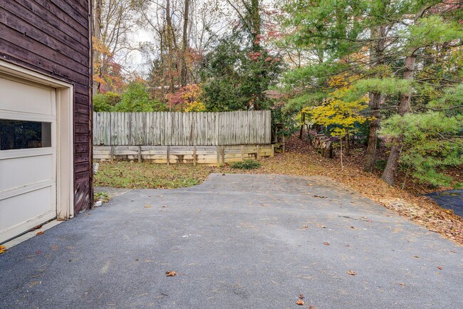 Building Photo - Large home in a beautiful setting close to all JC amenities