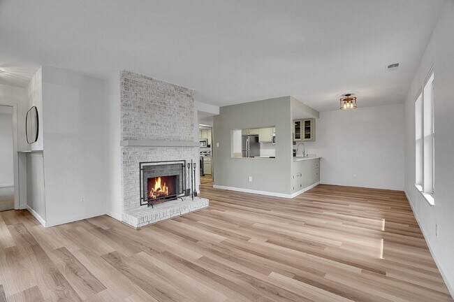 Building Photo - $2,145.95 with $300 Off the first month's rent, 2 Beds - 1 Bath, Townhouse in Greenwood Village w...