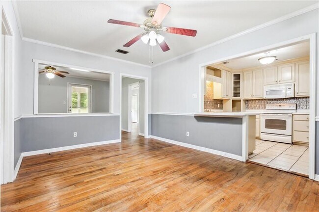 Building Photo - 315 Azalea Cir W
