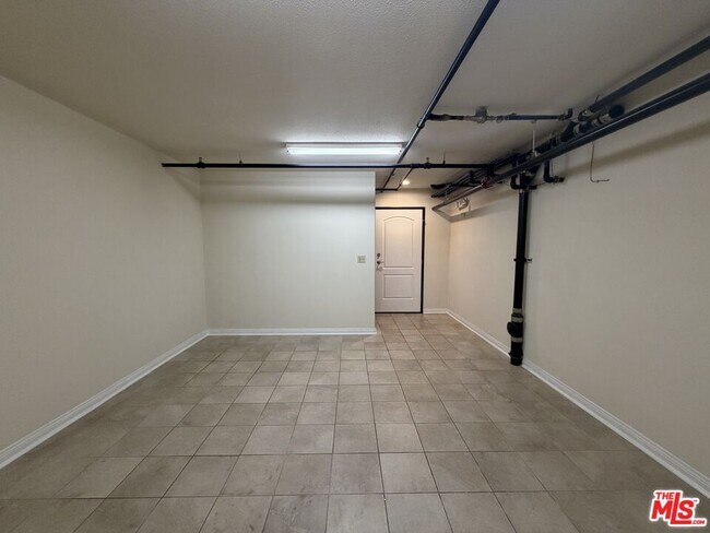 Building Photo - 15024 Magnolia Blvd