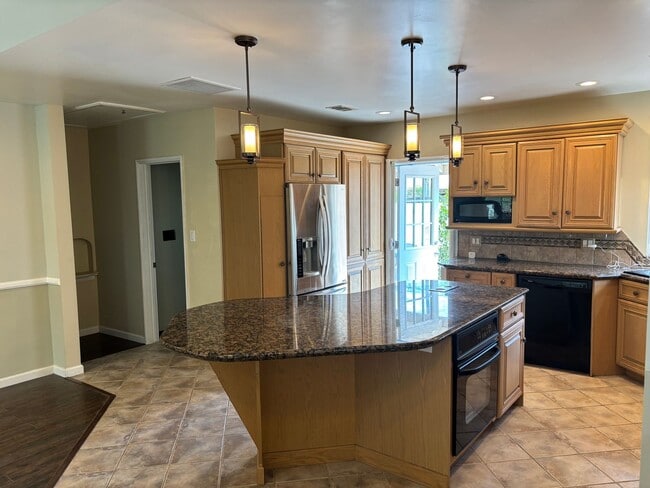 Building Photo - Charming 2-Bedroom Front House in Prime Lakewood Location