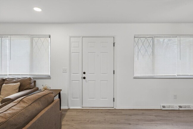 Building Photo - 1545 Reale Ave