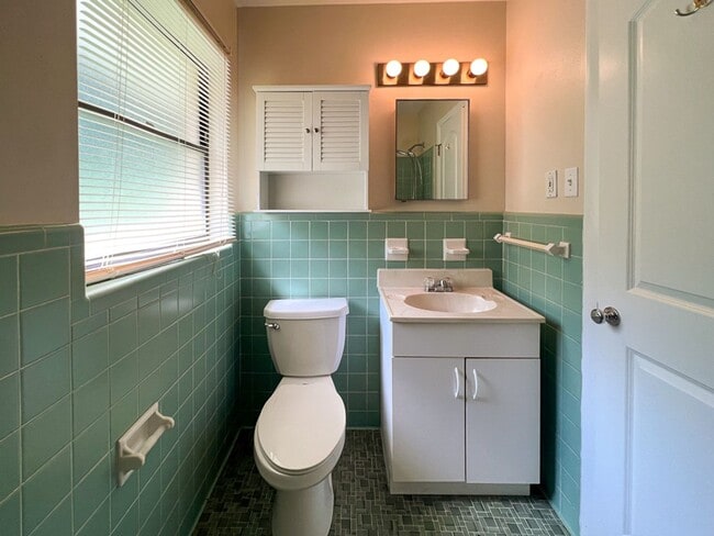 Building Photo - 4BR/3BA with Detached Garage Conversion Available Mid August! *Application Approved*